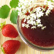 Composta di fragole e fiori di sambuco