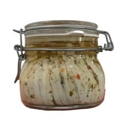 Filetti di acciughe marinate con prezzemolo e peperoncino
