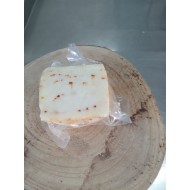 Bio formaggio primo sale con aggiunta di peperoncino a pezzi