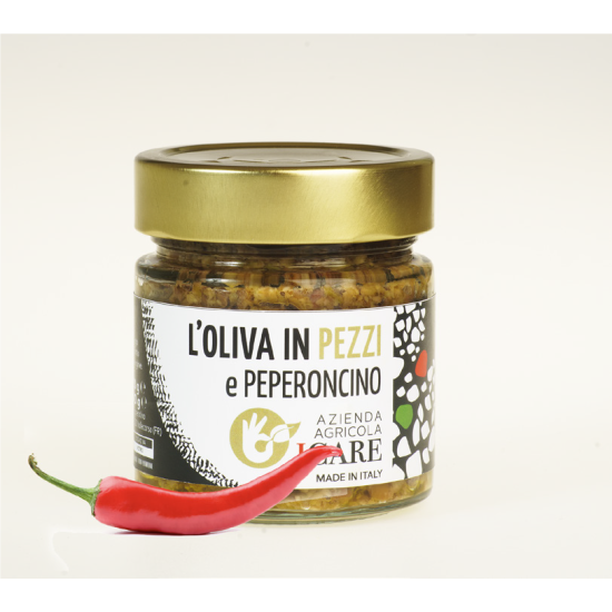 L’oliva in pezzi e peperoncino